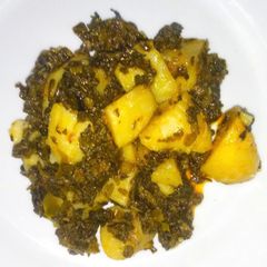 A picture of آلو پالک کی سبزی.