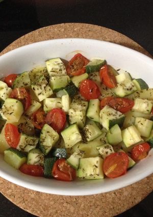 Una foto de Patatas, calabacín y tomate cherry al horno