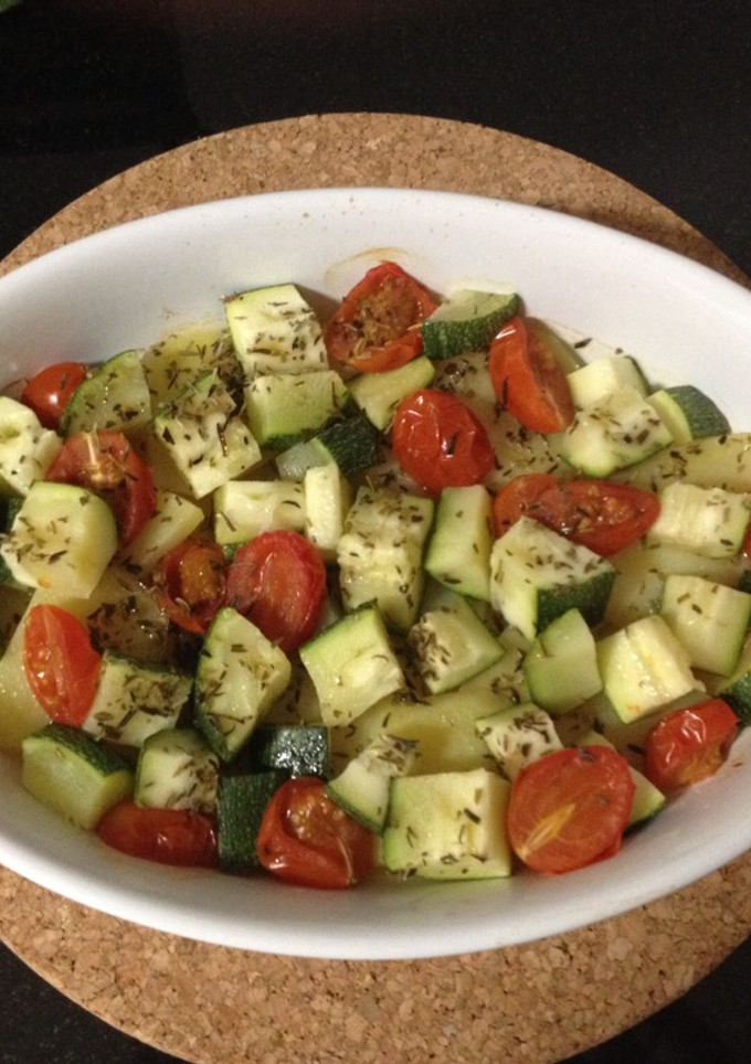 Una foto de Patatas, calabacín y tomate cherry al horno