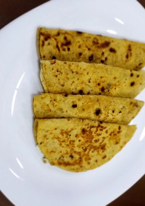 A picture of Rotli stuffed with Jibno and Mint Jibna Feta cheese Sudan.