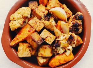 Foto di Terrina di tofu, cavolfiore e patate dolci in salsa barbecue