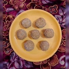 A picture of Gurr Til ladoo / Tilkut.