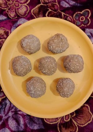 A picture of Gurr Til ladoo / Tilkut.