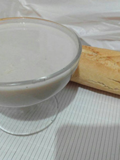 Una foto de Desayuno haba molida, maca y leche