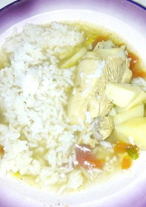 Una foto de Pollo con papas