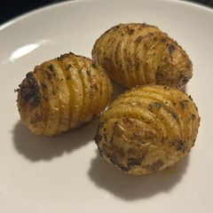 A picture of Hasselback Taters.