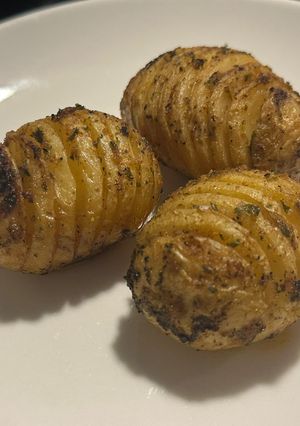 A picture of Hasselback Taters.