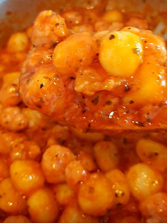 Una foto de Ñoquis con salchichas a la napolitana