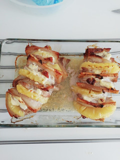 Una foto de Lomo de cerdo con bacon piña y queso philadelphia
