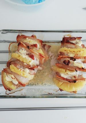 Una foto de Lomo de cerdo con bacon piña y queso philadelphia