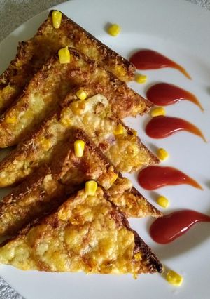 A picture of Onion cheesy corn toast.