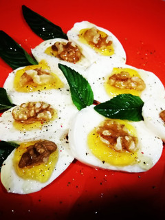 Una foto de Desayuno de mozzarella con mermelada de naranja amarga