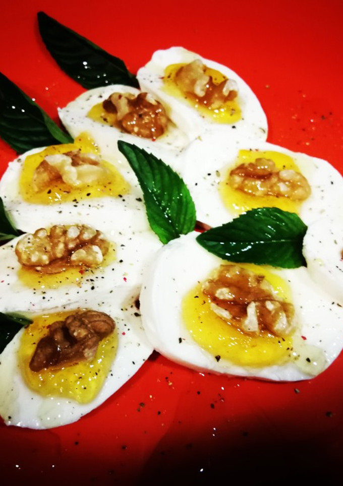 Una foto de Desayuno de mozzarella con mermelada de naranja amarga