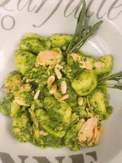 Foto di Gnocchi di patate con pesto alla rucola e salmone