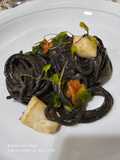 Spaghetti negro en salsa de sepia con camagrocs y espárragos
