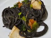Una foto de pasta con setas