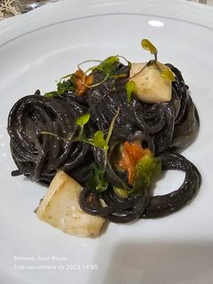 Una foto de Spaghetti negro en salsa de sepia con camagrocs y espárragos