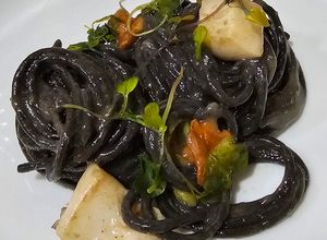 Una foto de Spaghetti negro en salsa de sepia con camagrocs y espárragos