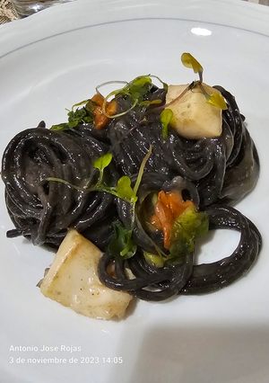 Una foto de Spaghetti negro en salsa de sepia con camagrocs y espárragos