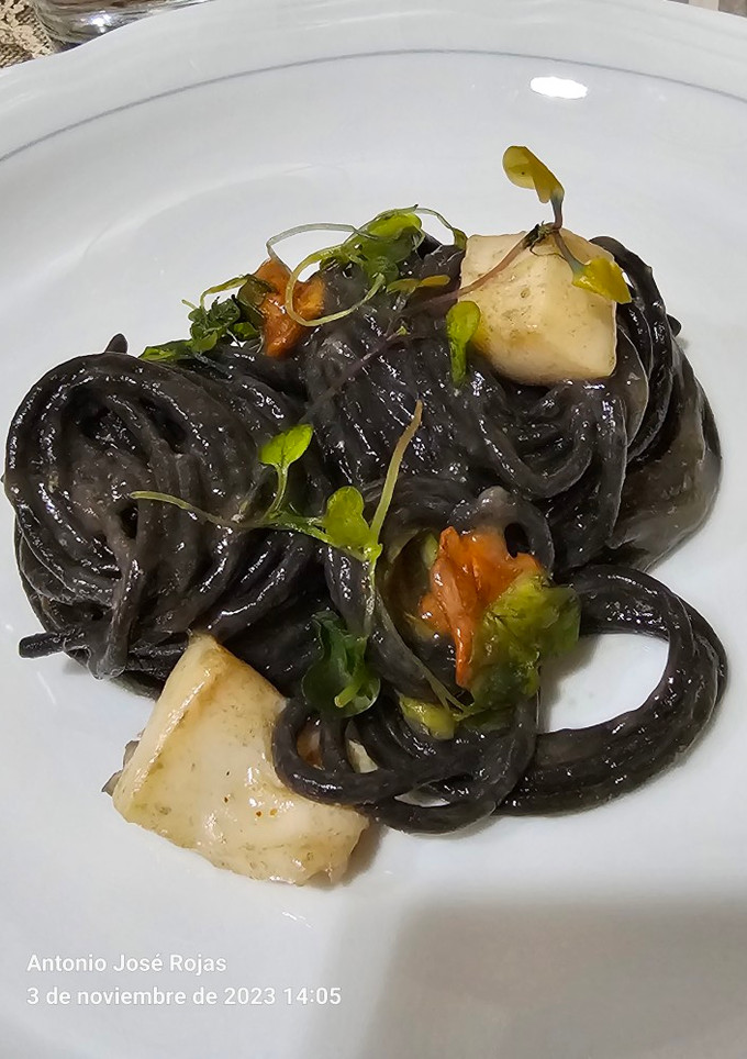 Una foto de Spaghetti negro en salsa de sepia con camagrocs y espárragos