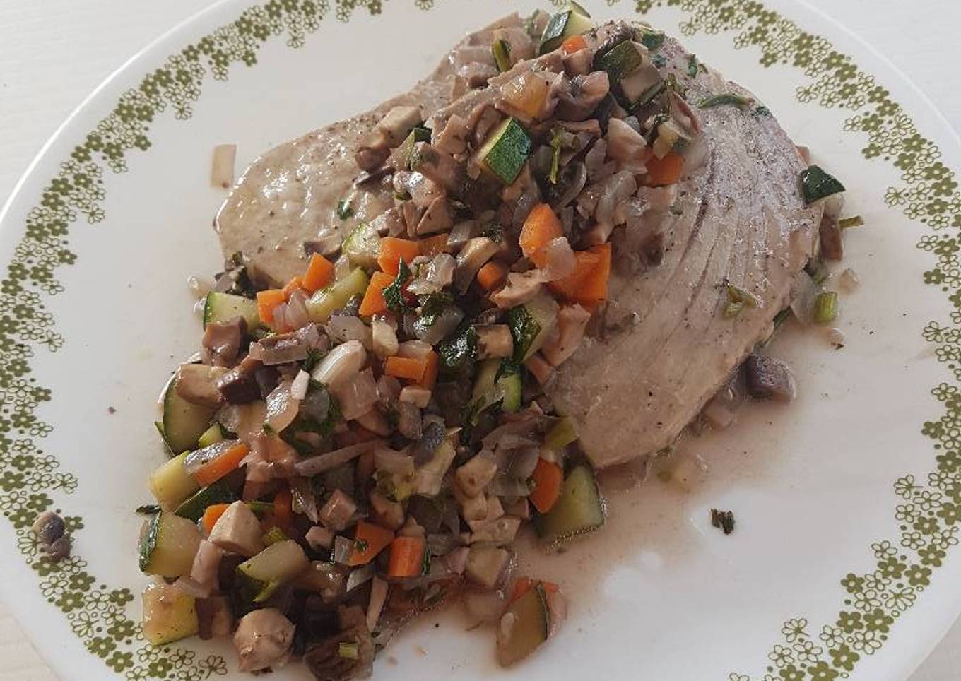 Filete de atún con champiñones y vino tinto