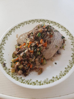 Una foto de Filete de atún con champiñones y vino tinto