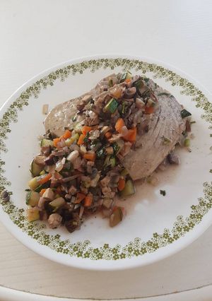 Una foto de Filete de atún con champiñones y vino tinto
