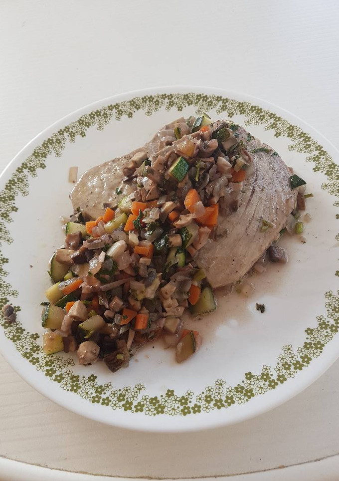 Una foto de Filete de atún con champiñones y vino tinto