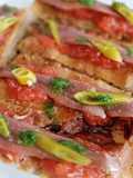 Pincho focaccia de anchoa, tomate y ajo escalivado con piparras
