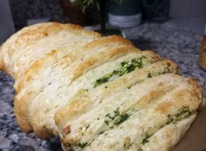 Una foto de Pan Libro saborizado con queso, Ajo y perejil