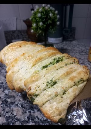 Una foto de Pan Libro saborizado con queso, Ajo y perejil