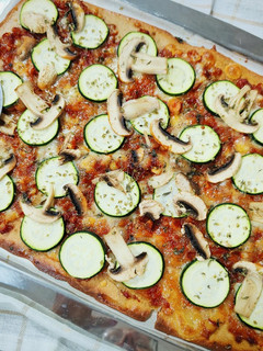 Una foto de Pizza de harina de garbanzo con verduras