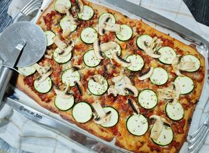 Foto principal de Pizza de harina de garbanzo con verduras