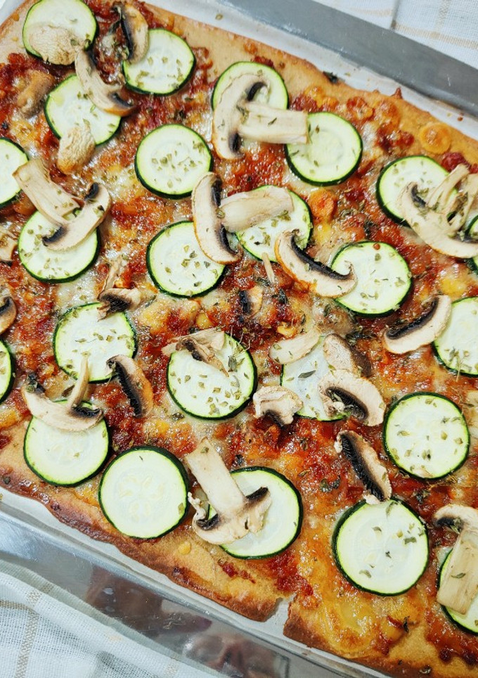 Una foto de Pizza de harina de garbanzo con verduras