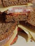 Sándwich pan multicereales con fiambre carne y Queso mahon