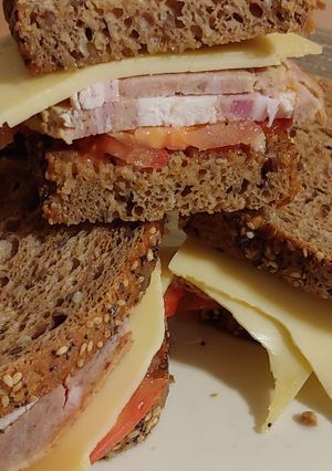 Una foto de Sándwich pan multicereales con fiambre carne y Queso mahon