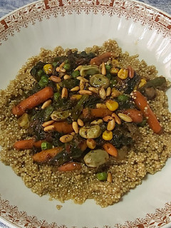 Una foto de Quinoa con verduras vegana
