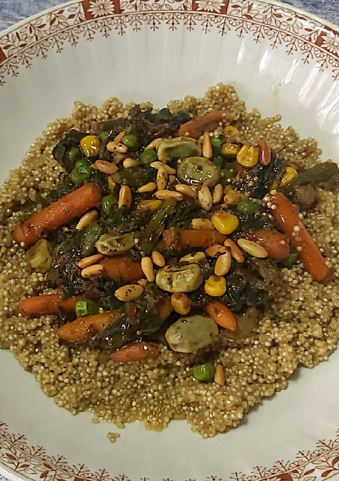 Una foto de Quinoa con verduras vegana