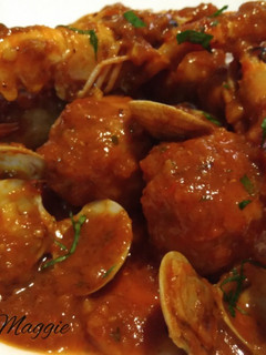 Una foto de Albóndigas con cigalas y almejas