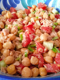 Una foto de Ensalada de garbanzos y atún
