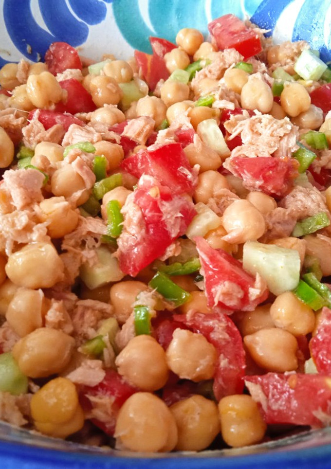 Una foto de Ensalada de garbanzos y atún