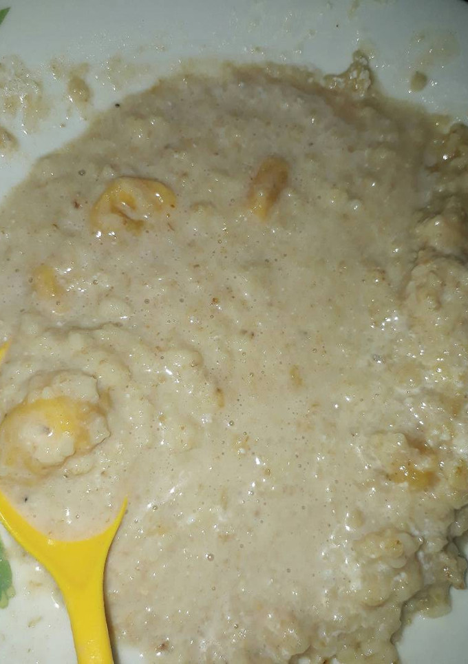 A picture of Oat with banana and dates.