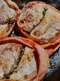 Una foto de TOURNEDÓS🥓DE Cerdo🐷 A Las Hierbas🌿 con Peperonni...!