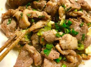 Hình của món Thịt ba chỉ rang mắm hành.