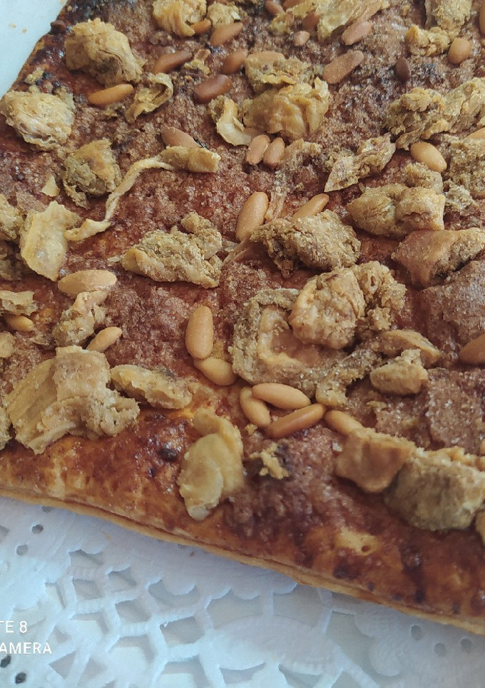 Una foto de Coca de hojaldre de chicharrones y piñones