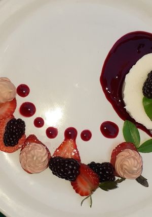 Una foto de Panna cotta con coulis de jamaica y mezcal oaxaqueño
