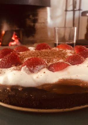 Una foto de Brownie con dulce de leche, merengue y frutillas 😋🍓🍫