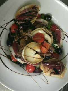 Una foto de Ensalada de pato y queso de cabra
