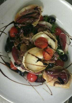 Una foto de Ensalada de pato y queso de cabra