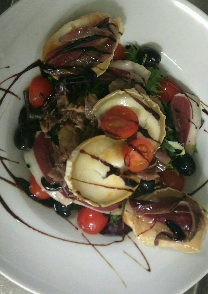 Una foto de Ensalada de pato y queso de cabra